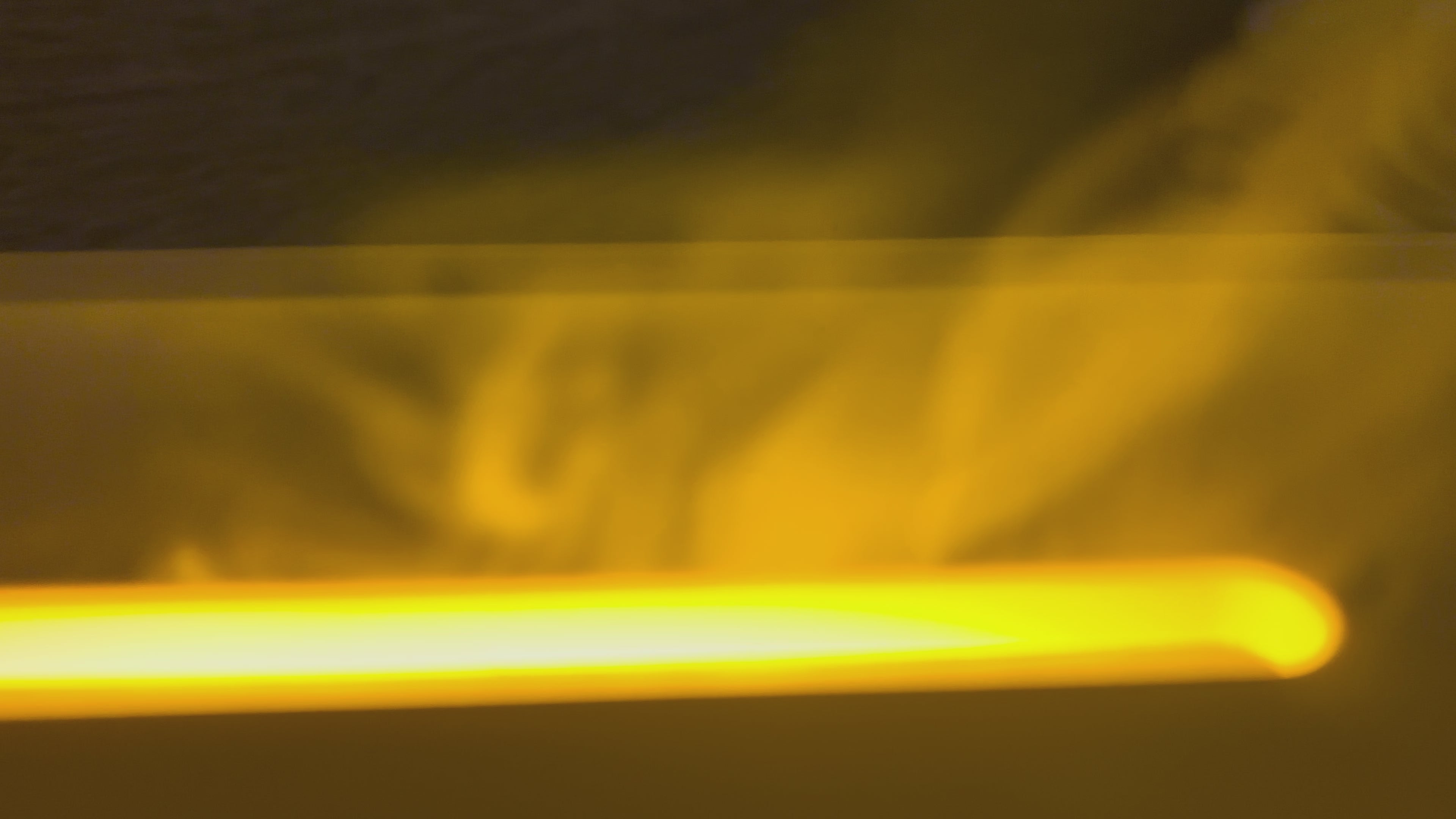 Videó betöltése: AuraBox működés közben, hang, fény és párahatással.